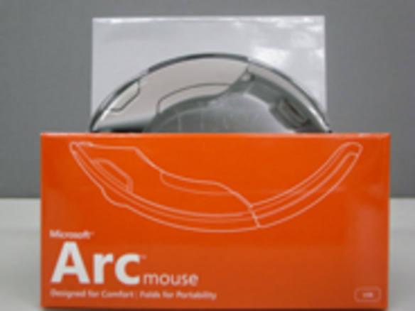 折りたためるアーチ型マウスを使ってみた--マイクロソフト「Arc Mouse」フォトレビュー