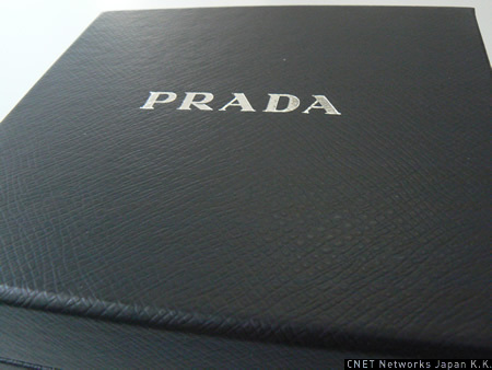 　PRADA Phoneの内箱は革のような模様が施されている。