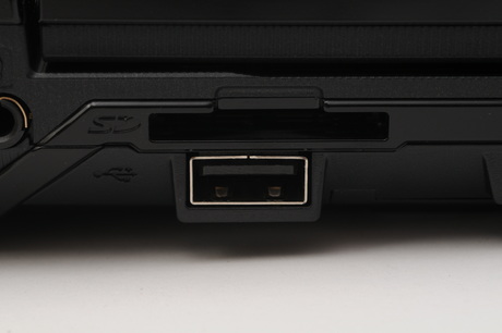 　SDカードのスロットとUSBポート。USBが1ポートなのはサイズの制約で仕方ないところか。