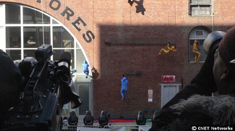 　この空中ダンサーはニューヨーク市に拠点を置くGrounded Aerial Dance Theaterの人々。公演の準備段階で、ビルの壁を上っている。