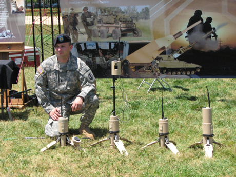 　6月のワシントンD.C.への訪問では、このSpin Out 1の無人地上センサの展示も行われた。ここに写っているのは、「AN/GSR-9（V）1」Tactical-UGSの2つの主センサグループのうちの1つだ。震動／音響センサは、化学兵器、生物兵器、核兵器の検出を含め、規定の防衛線内での防衛、偵察、目標捕捉、状況確認に使用される。