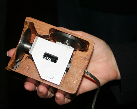 　1960年代中ごろ、Engelbart氏のデザインを基にBill English氏が作成した初期のマウスの底部。