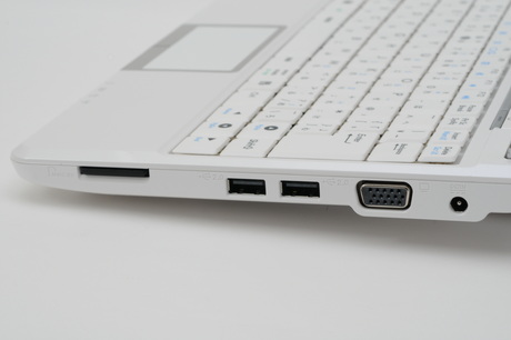 USBは右が2ポートという標準的な構成だ。