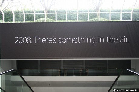 　今週からサンフランシスコはモスコーンセンターで開催されるMacworld Expoの会場準備が進んでいる。South Hallに入り、展示フロアへと降りていく階段の方に向かうと、「2008. There's something in the air.（2008年、空中に何かがある）」という横断幕を目にする。なにか新しいワイヤレス装置を示唆しているのか？MacBookやiPhoneのアップデートを示唆しているのか？いずれにせよ、Appleは、2008年を面白くするであろう何かを開始しようとしている。