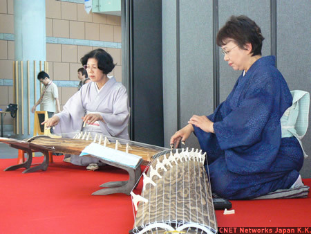 　日本文化を紹介するイベントとして、書道体験や琴の演奏なども行われていた。