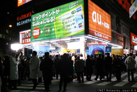 　1月30日、マイクロソフトの新OS「Windows Vista」がついに日本で発売になった。この発売を記念してビックカメラ有楽町店では午前0時にカウントダウンイベントが開催された。