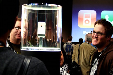 　iPhoneは米国では6月に発売の予定。