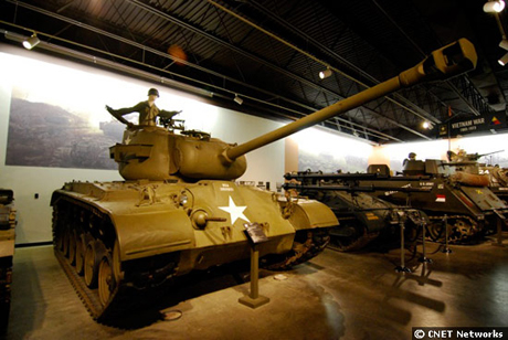 　この「M26」90mm中戦車は通称「Pershing」。朝鮮戦争時代に活躍した米軍の戦車だ。重量は9万2355ポンド（約41.9t）で、最高速度は時速30マイル（約48.3km）、最長100マイル（約160.9km）走向できた。主力となる「M3」90mmライフル銃が1丁と、「M1919A4」30口径機関銃が2丁、「M2」50口径機関銃が1丁搭載されていた。