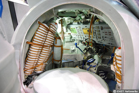 　ソユーズ訓練装置の内側は、有人宇宙探査機Orionの内側よりもさらに窮屈だ。