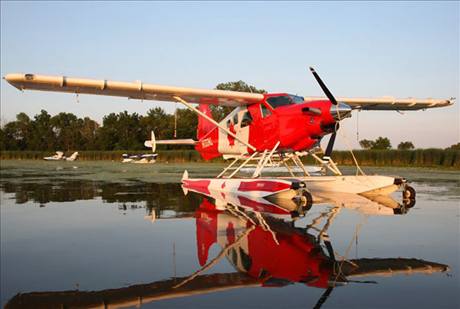 　EAAの水上機基地に浮かぶ「Turbo Beaver」。
