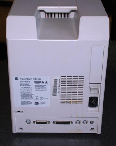 　Apple Mac Classicの背面には、周辺機器をつなぐポートがある。これは今でも変わらない。