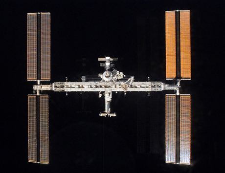 　2007年6月のISS。この頃に、新しいソーラーパネルや電導トラスを取り付けるために行った作業により、ISSの高度を調整するコンピュータに障害が発生したといわれる。
