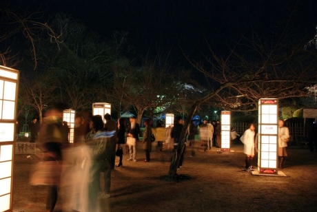 公園内の至る所に設置されたiGoogleアート灯篭が、観光客の顔をほのかに照らす。