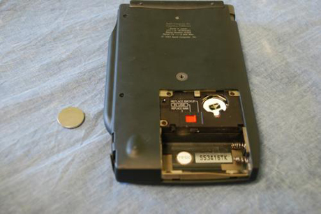 　バックアップ用電池を取り外すには、赤いスイッチをスライドさせる。するとリチウム電池のロックが外れる。