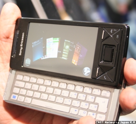 　「XPERIA X1」と名づけられたこの端末は、グラフィカルなユーザーインターフェースが最大の特徴だ。アプリケーションを9個並べて表示できるほか、立体的な表現も可能。タッチパネルで操作できる。Sony Ericssonは今後もXPERIAというシリーズ名でWindows Mobile端末を販売していく。