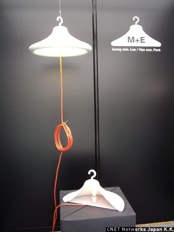 　韓国のデザイングループ、M＋Eはハンガーと照明を一体化したデザイン作品を出品。