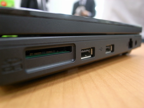 　右側面には、SDメモリカードスロット、USBコネクタ、電源コネクタ、LANコネクタが付いている。
