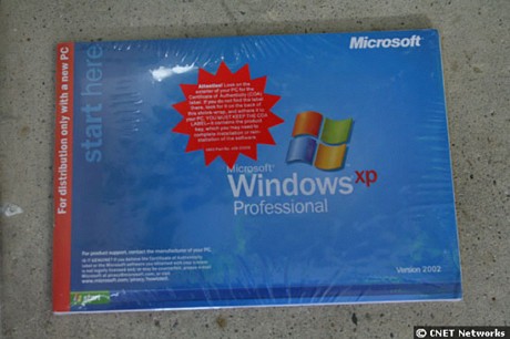 　Microsoftは、ソフトウェア違法コピーとの戦いを拡大し、漫画を含む新たな啓発の取り組みを導入する。さて、このページにあるWindows XPのパッケージと、2ページ目にあるパッケージ、どちらが本物のWindows XPだろうか。