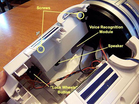 　マニュアルによると、胴体の前半分には音声認識モジュールとスピーカーが取り付けられているという。この部分を胴体に固定している4本のネジは簡単に外れる。R2-D2の音声認識モジュールはマイクそっくりで、発声はたった1基のスピーカーが担っている。