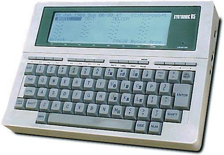 　Kyotronicクローン：1980年代初め、京セラ（京都セラミック）が「80C85」CPUをベースにすばらしいポータブルコンピュータを設計した。このコンピュータは非常に優れていたため、Tandy、NEC、Olivettiが京セラから設計のライセンス供与を受け、同様の機能を持つ自社製コンピュータを発表した。

　これらは世界初のラップトップコンピュータと言えるもので、フルサイズのキーボード、優れた携帯性、大きなディスプレイにより、高い支持を得た。新聞記者たちもこれらを気に入っていた。

　中でも、Tandyの「TRS-80 model 100」の「Micro Executive Workstation」は、Radio Shack系列の電器店が米国全土に展開されていたため、圧倒的な人気を誇った。

　KC-85のBASICリファレンスマニュアルには、「大きな液晶画面により、ポータブルコンピュータで最先端のグラフィックス機能が実現されている（240×64ドット）」と書かれている。