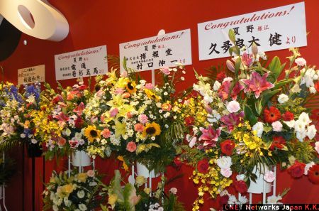 　また、電通と博報堂からも夏野氏あてに花束が届いていた。