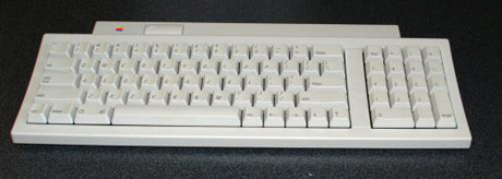 　キーボードはどっしりとしており、しっかりとしたタイプ音とタイプ感がある。なつかしいキーボードだ。