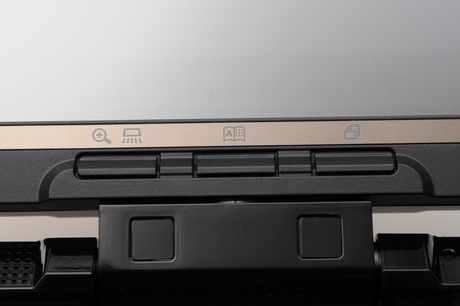 　画面下にあるボタンを押すと、標準搭載の電子辞書をすぐに呼び出せるほか、画面の拡大や90度回転などもワンタッチで行える。