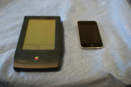 　Newtonと「iPod touch」。