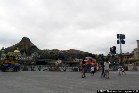 　東京ディズニーシーの象徴とも言える「メディテレーニアンハーバー」が登場。奥には「プロメテウス火山」が見える。