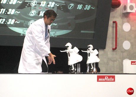 　9月30日に千葉の幕張メッセで開幕した家電展示会「CEATEC JAPAN 2008」。そこでは、薄型テレビや携帯電話、ホームネットワークなどデジタル製品に混じってロボットの展示も見られた。ここではその一部を紹介する。村田製作所の一輪車型ロボット「ムラタセイコちゃん」。小型センサが衝突を検出し、背中にあるジャイロスコープによりバランスが保たれる。
