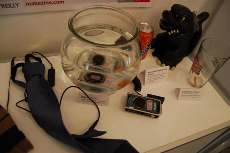 USBネクタイクーラー、PENTAX「W60」防水カメラ、ゴジラ型ビールピッチャー
 
　USBネクタイクーラー：暑い日の午後は内蔵のファンが冷やしてくれる。
 
　PENTAX「W60」防水カメラ： 30フィート（約9.1m）まで対応するポケットサイズのカメラ。

　ゴジラ型ビールピッチャー：注ぐと吠える。