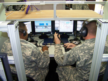 　すべての軍事演習が野外で行われるわけではない。この写真では、2人の兵士が屋内のワークステーションで、FCSのコンピュータ画面を見つめながら、実際に車内で目にするであろう状況をシミュレートしている。左側は運転手の画面、右側は車両指揮官の画面だ。

　ネットワークはFCSの中で最も大掛かりで、最も実現が難しい要素だ。米国政府説明責任局（GAO）は、4月に発行された報告書で、「FCSのコンセプトの中心である情報ネットワークの開発、構築、実演が可能なのか、いつ実現されるのか、いまだに明らかではない」と警告した。

　FCSをはじめとする近代化活動に関して、Halverson少将は8月末、「われわれは活動を推進している」と述べた。