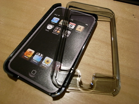 iPod touchケースの表側。保護シートを貼ったiPodにジャケットをかぶせる。