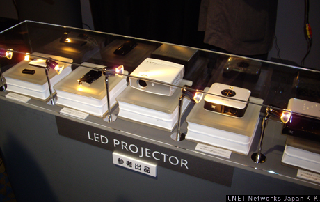 LEDプロジェクターの参考出品もされた。モバイル用途をコンセプトに開発された新製品は右半分がコンパクトボディと輝度を求めた製品。左半分がコンパクトボディを追求した製品となっている。こちらも現在開発中。