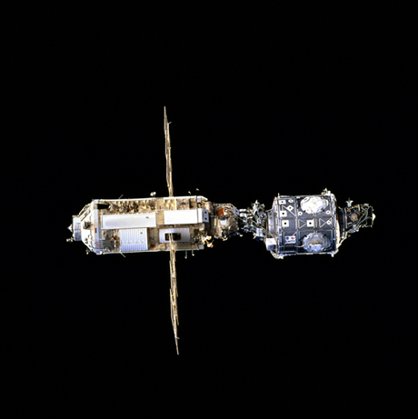 　1998年12月8日、UnityモジュールとZaryaが結合され、ISSは2つのモジュールで構成される人工衛星となった。次のモジュールが取り付けられたのは、その1年半後のことだった。