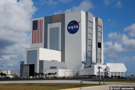 　スペースシャトルが造船されているシャトル組立棟（VAB）は世界最大の建物の1つだ。

　NASAによれば、面積はおおよそ8エーカー（約3ヘクタール）、体積は1億2900万立方フィート（約365万立方m）以上で、高さ525フィート（約160m）×幅716フィート（約218m）×奥行き518フィート（約158m）ある。NASAは、ローベイと呼ばれる、高さ210フィート（約64m）の天井の低いエリアでシャトルのメインエンジンの保守を行っている。

　シャトル全体の組立は、全高525フィートに達するハイベイで行われる。
