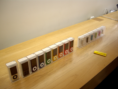 　アップルストア銀座店1階入り口付近では、新iPod nanoとiPod shuffleがすでに並べられていた。実機はスタッフに問い合わせると用意してくれるという。