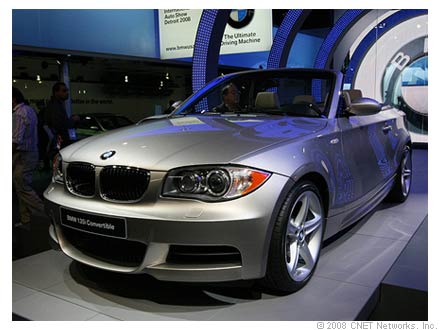 　BMWの2009年型「135i Convertible」：BMWは今回のショーに、135iの魅力を一段と高めたコンバーチブルタイプを出展した。