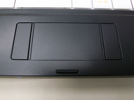 　NXパッド。ボタンは左右に付いており、ある程度の広さは確保されている。
