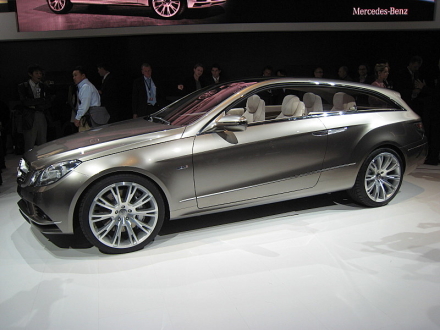 　Mercedes-Benzは「Concept Fascination」で、Eクラスをベースに、シューティングブレークおよびクーペデザインを探求している。Bピラーがないため、ルーフラインは優雅で、室内からの視界を遮るものがない。Mercedes-Benzによれば、Concept Fascinationの動力には2200ccスーパーチャージドディーゼルエンジン「Bluetec」が使われている。