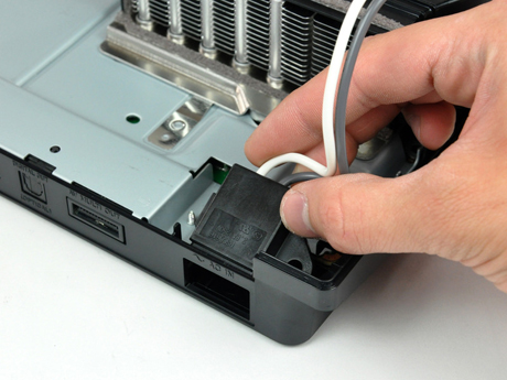 　AC電源インレットを含むいくつかの部品は、単に上下のケースを連結するねじの圧力によって本体に固定されている。