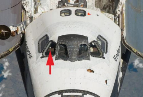 　これは米航空宇宙局（NASA）が3月に公開したスペースシャトルEndeavourの写真だが、窓からのぞく操縦席に「iPod」があるのを一部のブロガーが目ざとく見つけなかったら、ガジェット好きの人たちから注目されることはなかっただろう（「Bad Astronomy」と「Mac/Life」に感謝）。ABC Newsの最近の報道によると、宇宙飛行士は2、3年前から、「CDプレーヤーに比べてずっとスペースを節約できる」iPodをスペースシャトルに持ち込むことを許されているという。ただし、リチウム電池を外して、スペースシャトルへの搭載が認められているアルカリ乾電池（AA型）を使うようにしておかなければならない。また、宇宙ステーションでのiPodの使用はまだ認められていないという。