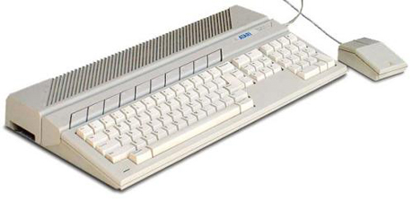 　「Atari 520ST」は「Commodore Amiga」の6カ月前、1985年1月のWinter CESで発表された。しかしAtariはいくつか近道をしており、OSがまだROMに格納されていなかったので、電源を投入したときにフロッピーディスクから読み込む必要があった（しかしこれはAmigaの場合も同様だった）。520STには内蔵フロッピードライブも付属していなかったが、後のバージョンでは付属するようになった。

　外付けの360K 3.5インチ片面フロッピードライブ、マウス、モノクロモニターが付属して価格は799ドルである。