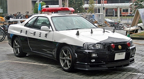 第9位：「Nissan Skyline R34 GT-R」（日本）

　「R34 Skyline GT-R」は、日本の道路と曲がりくねった山道の両方で威力を発揮する、伝説的な存在。日本の警察が走り屋を捕まえる必要に迫られたとき、「ゴジラ」の異名を持つ同車の助けを求めるのは当然だろう。
