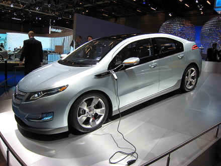 　General Motors（GM）は以前、デトロイトでの100周年記念式典で「Chevrolet Volt」の生産を発表していたが、2008年パリモーターショーで一般に公開した。このハイブリッドカーではパワートレインが大きく変更されており、成功すれば、すべての自動車の設計方法に大きな影響を与えるだろう。