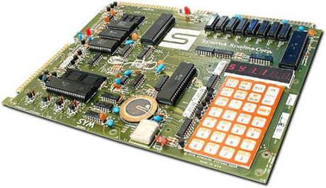 Synertek SYM Model 1

　「SYM-1」は、発売の2年前の1976年にMOSからリリースされたシングルボードコンピュータ（SBC）のKIM-1と同様の製品である。