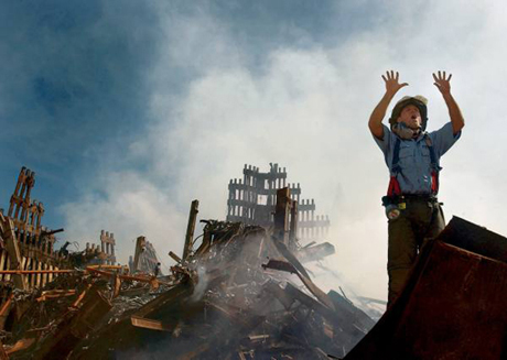 　World Trade Center崩壊現場でさらなる救援を求めるニューヨーク市消防隊員。al-Qaedaテロリストがハイジャックした旅客機によりWorld Trade Centerが攻撃を受けた後の2001年9月15日に撮影。