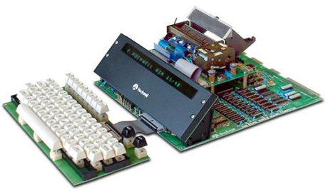 　Rockwell AIM 65/40：
　AIM＝Advanced Interactive Microcomputer（最先端のインタラクティブなマイクロコンピュータ）

　65＝Rockwell 6502プロセッサ

　40＝40カラムディスプレイ

　1976年に発売された初代「Rockwell AIM-65」のアップグレードであるこのモデルは、ディスプレイが大きくなったことが特徴の1つだ。