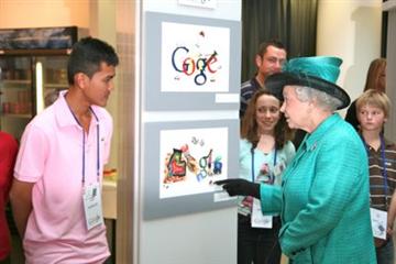 　Elizabeth女王とPhilip殿下は、英国中の若者を対象としたGoogleロゴのアレンジコンテスト「Doodle 4 Google」の受賞者たちとも面会した。