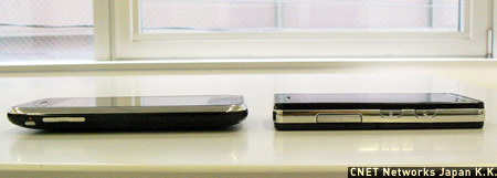 　iPhone（左）とPRADA Phone（右）の端末左部。iPhoneには音量のオン／オフボタンと音量調節ボタンが付いている。PRADA Phoneはイヤフォン差し込み口と端末ロックボタン、マルチタスクボタンが搭載されている。ただ、PRADA Phoneのマルチタスクはiモード閲覧時にメールとの切り替えができないなどの制限がある。なお、マルチタスクボタンはiPhoneにはない。
